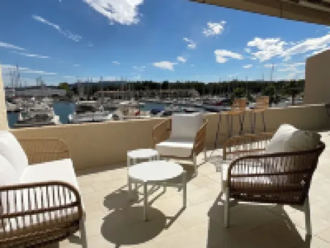 In the heart of a port. Newly renovated apartment Marina view