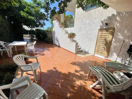 Villa 150 meters from the sea and 5 km from the airport. Villa Melina.