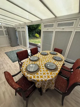 3 bedroom spacious home Parking and WiFi sleeps 5