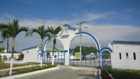 Holiday house with swimming pool facing the sea