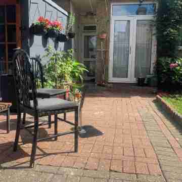 Stunning ground floor studio apartment in Hounslow near Heathrow airport Hotel Exterior