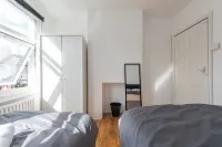 4-Bedroom, Home, Croydon, Sleeps 8! Family, Group And Contractor Friendly! Hotels in Thornton Heath