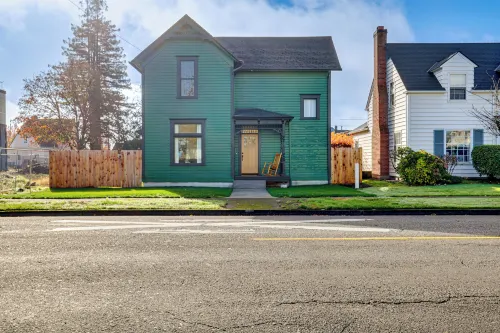 Walk to Independence Theatre: Dtwn Retreat!