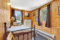 6 Min from Stratton, King Beds, Dogs OK, Jacuzzi Tub, Wrap Around Deck! Hotels in Jamaica