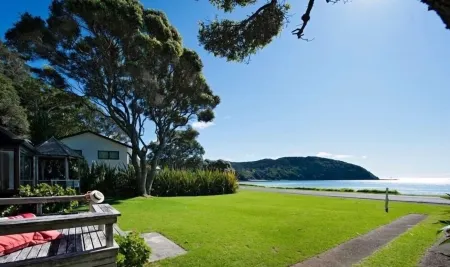 Beachside Bach - Long Beach - Absolute beachfront!  Great family holiday home. Отели в г. Рассел