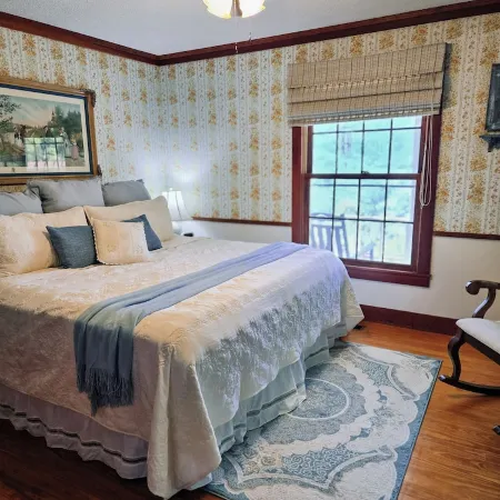 Stunning Mountain Views with Hot Tub & 2 King Suites! Private & Peaceful.