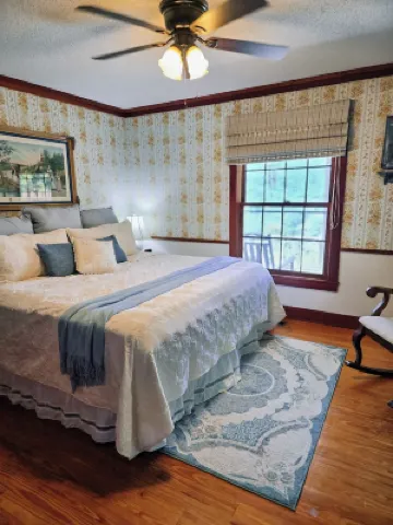 Stunning Mountain Views with Hot Tub & 2 King Suites! Private & Peaceful.
