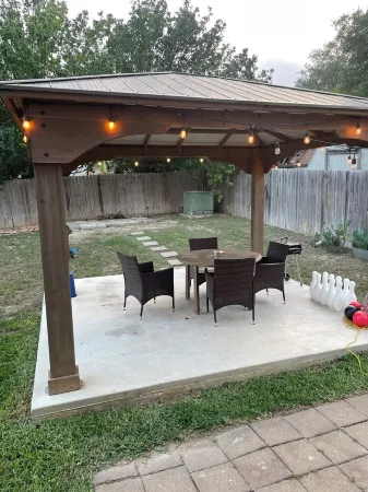 6 Beds/4 Rooms / 2 mt Freeway