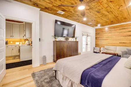 1 Mi to Landa Park: New Braunfels Home w/ Patio!