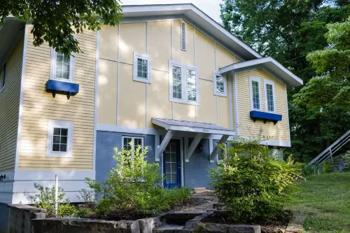 Spacious 6-bedroom house with WiFi & AC in charming Jamestown lake ramp access