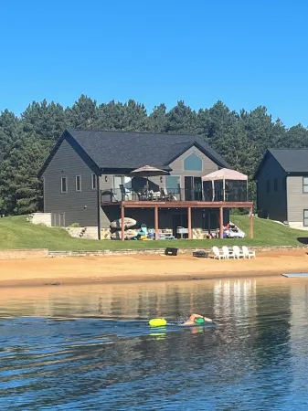 Modern 4 bedroom Lake House on Private Lake near WI Dells/Castle Rock Lake