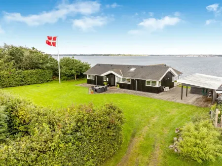 "Næwe" - 10m to the Fjord Отели в г. Roslev