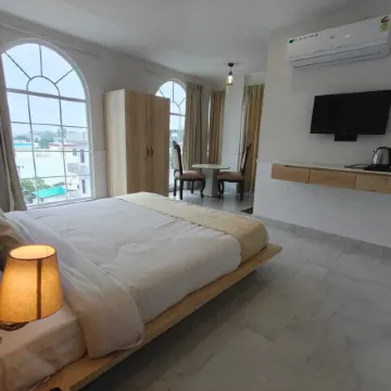Hotel Y J Manor