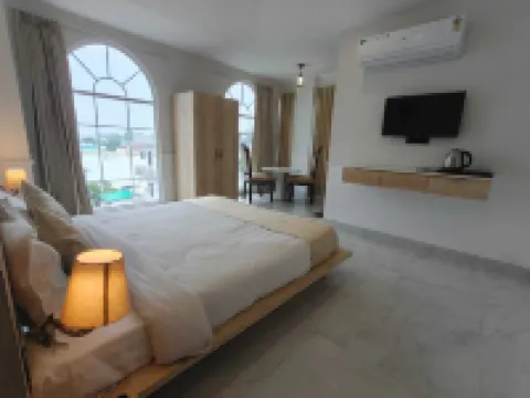 Hotel Y J Manor