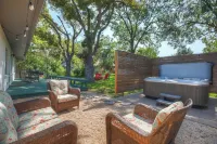 Stylish Home - Lrg Yard with Games Grill & Hot Tub