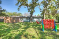 Stylish Home - Lrg Yard with Games Grill & Hot Tub