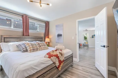 C2-Bungalow Renovated Quite safe Neighbor close to down town LA King-bed!