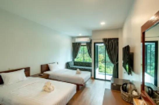 Sinai Rimtalay (โรงแรม ซีนาย ริมทะเล)