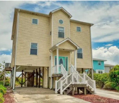 BreeSea, Ocean Front Family Beach Home! Beautiful Sunrise. Great Beach location!