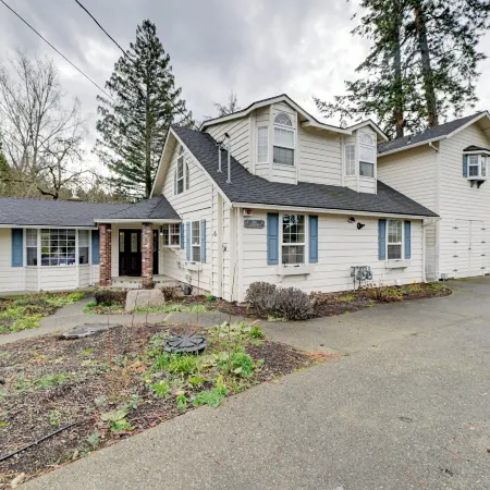 Spacious Grants Pass Home w/ Hot Tub & Views!