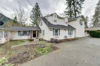 핫 타브와 전망이 있는 넓은 그랜츠 패스의 집!