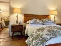 Elm Suite with a Private Bathroom in front of Smith College Quadrangle Hotels in Northampton