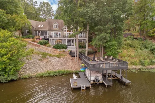 Firefly Bay - Amazing Views, Hot Tub, Main Lake, Pet Friendly