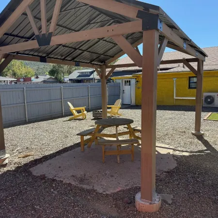 Downtown Blonde Bungalow w/Fully Fenced BIG YARD, AC, W/D, 2 Samsung Smart TVs