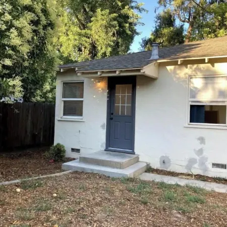 2 Bed Near Doctors Hospital: Beautiful, Sunny, New