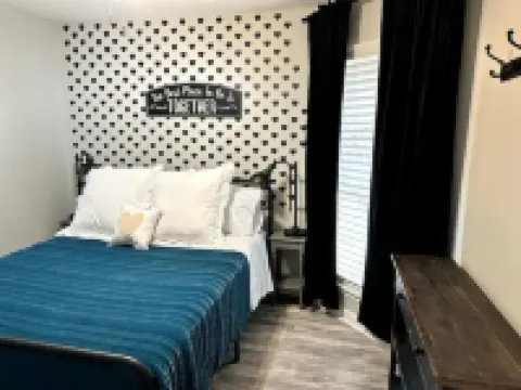 Spacious 3 BDRM for 9 - SA & NB โรงแรมในLive Oak