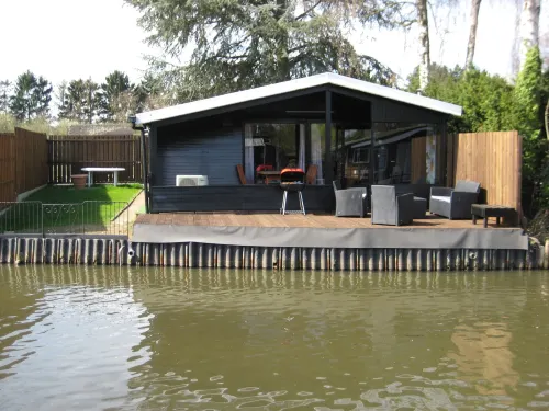 Modern Waterfront Chalet - 3-Star