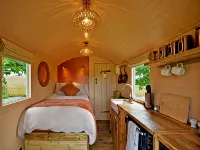 Shepherds Hut in Llŷn with Snowdonia Views