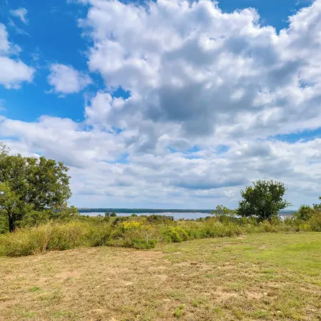 Family-friendly Apt w/ Lake Views in Ponca City!