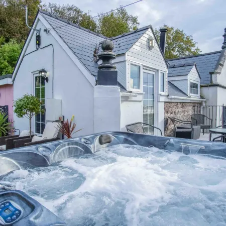 Caldey View - 3 Bed - Hot Tub - Penally - Tenby