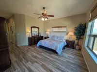 Casa Bella-Luxury Home on Corner Lot, Bring Your Fur Baby.