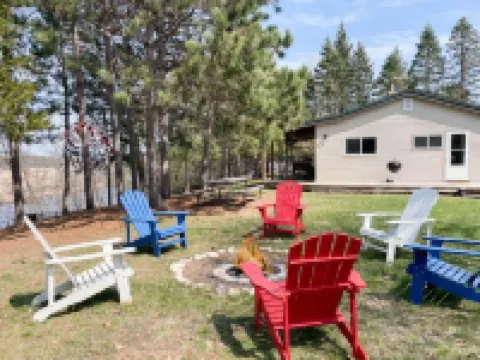 RiverFront Cottage>Private Pier>Firepit & Wildlife Hotels in Green Lake County