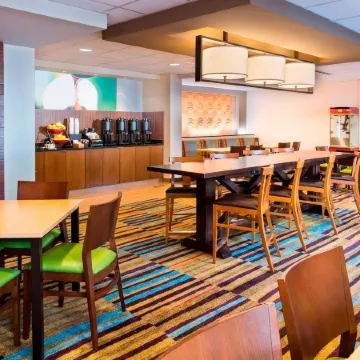 Fairfield Inn & Suites Atlanta Buckhead Отели рядом с достопримечательностью «Торговый центр Lenox Square»