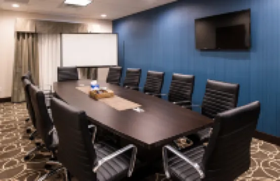Holiday Inn Express & Suites BAKERSFIELD AIRPORT by IHG