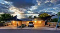 Edward Parry Motel and Apartments - parking