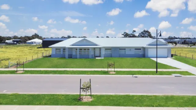LARGE 6 BEDROOM HOME - SLEEPS 12 - 3 MINUTE DRIVE TO LAKE MULWALA
