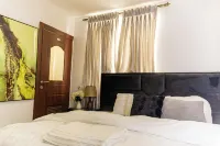 Business Travelers, Families, and Weekend Guests Seeking Comfort and Convenience  호텔