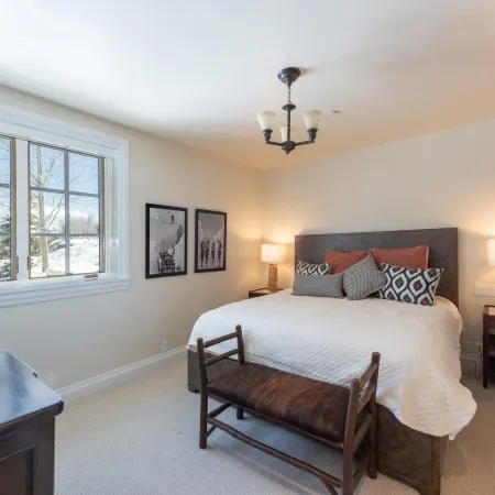 Deer Valley Luxury Mountainside Escape, Outdoor Seating, Private Hot Tub, Walk to Hiking Trails