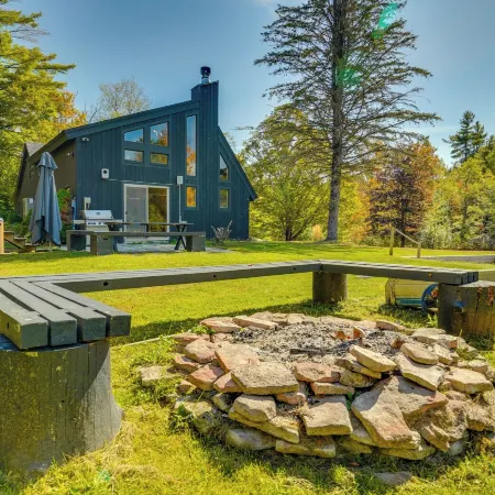Stratton Shuttle Access! Vermont Mountain Hideaway