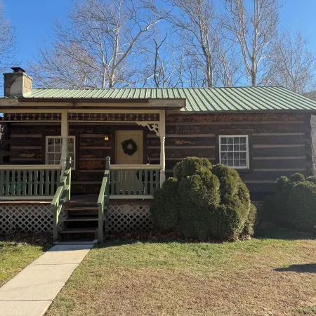 Cozy cabin in lovely Seneca Rocks WV with WiFi, smart TVs and jucuzzi tub