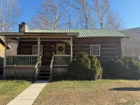 Cozy cabin in lovely Seneca Rocks WV with WiFi, smart TVs and jucuzzi tub