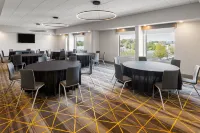 Holiday Inn & Suites COLUMBIA NE - FT JACKSON AREA by IHG - breakfast