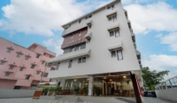 Treebo Kashvijoy, 7 Km From Kamakhya Temple Hotels near Chitra Kala Kanan