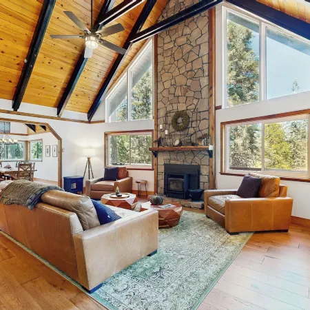 4BR Home w/ Spa, Bar, Home Gym, Decks, Near Lake