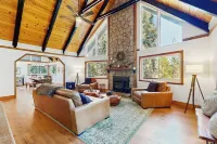 4BR Home w/ Spa, Bar, Home Gym, Decks, Near Lake - balcony