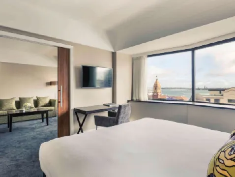 โรงแรมเมอเวนพิคออคแลนด์